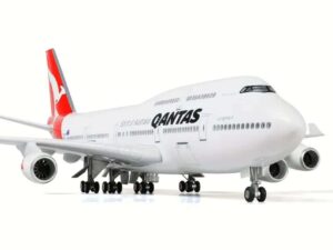 QUANTAS Boeing 747 Collector Desk Model Airplane 18